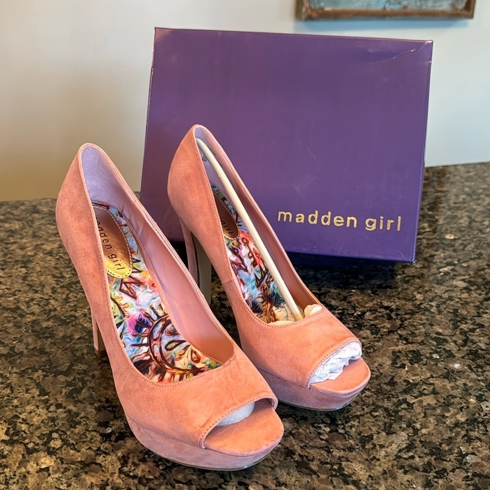 Madden girl Sofia Rose suede platform heelNIB 8.5
